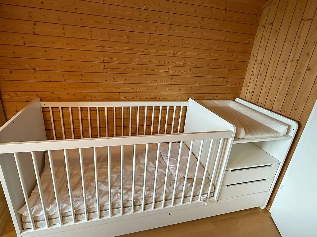 Letti: Babybett inklusive Wickelkomode – Usato da Herisau venduto da nicci90