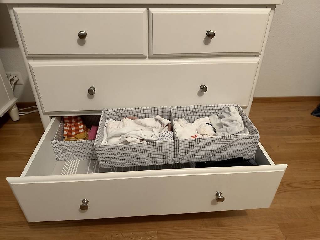 Cassettiere: IKEA TYSSEDAL Kommode weiß mit 4 Schubladen + Korb – Usato da Basel venduto da ami_z9qm 3