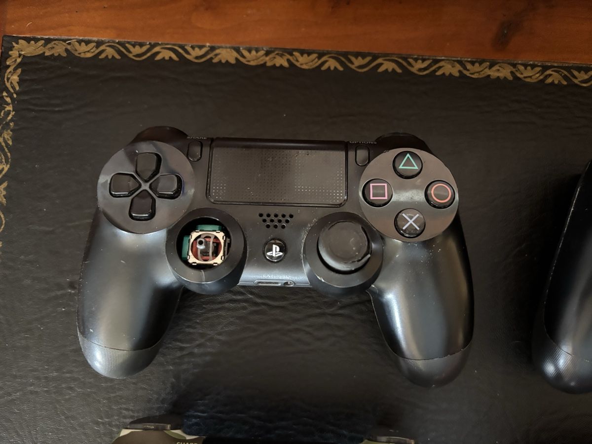 Sony Konsolen: Lot de manettes de PS4  – Defekt aus Mézières VD von P-M-C 5