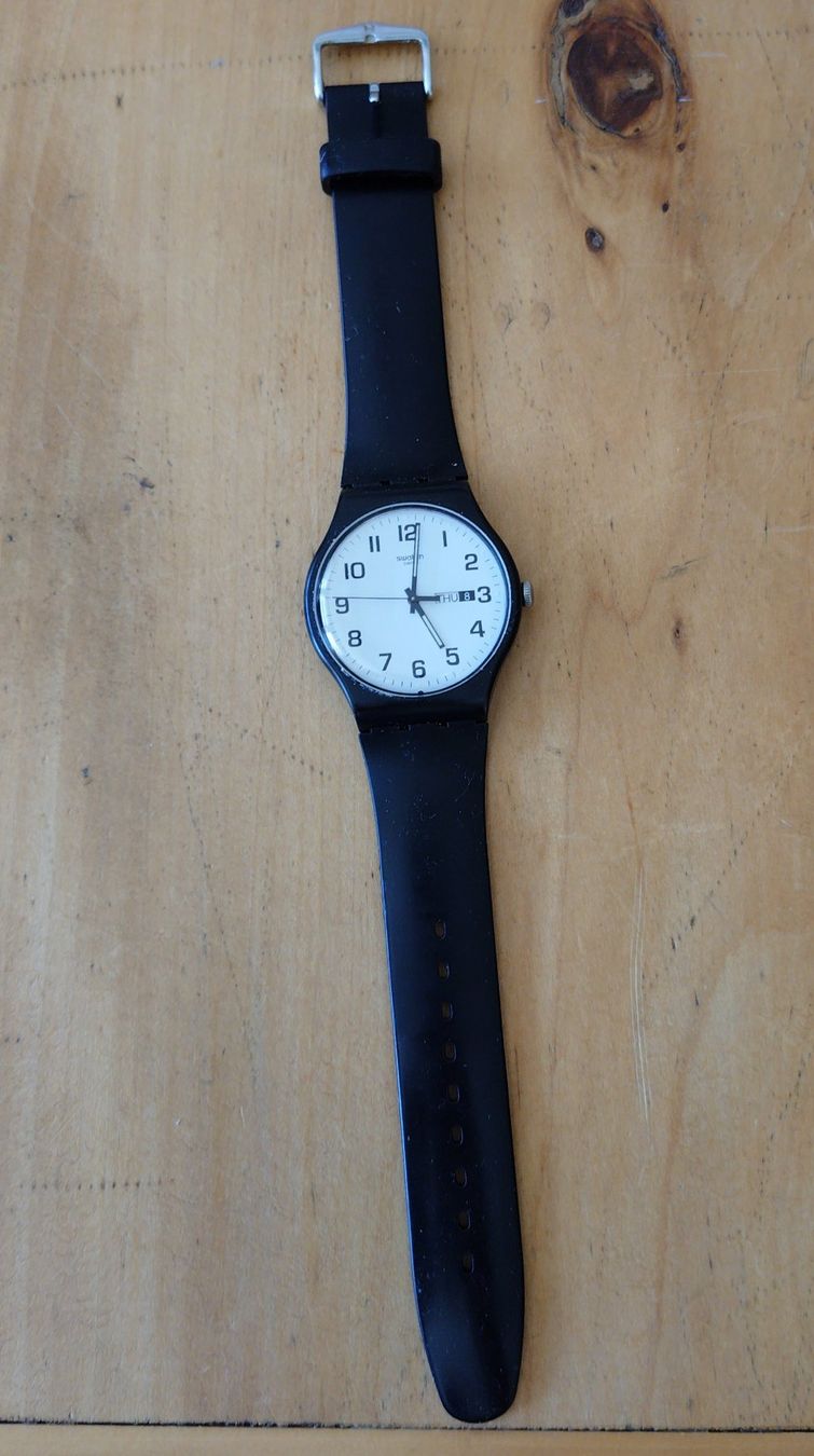 Swatch Orologi: Schwarze SWATCH Uhr mit Kunststoffband – Usato da Allschwil venduto da Swisstoybox 2