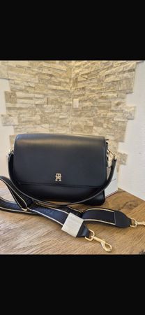 Blaue Tommy Hilfiger Tasche mit breitem Gurt. Nie benutzt 