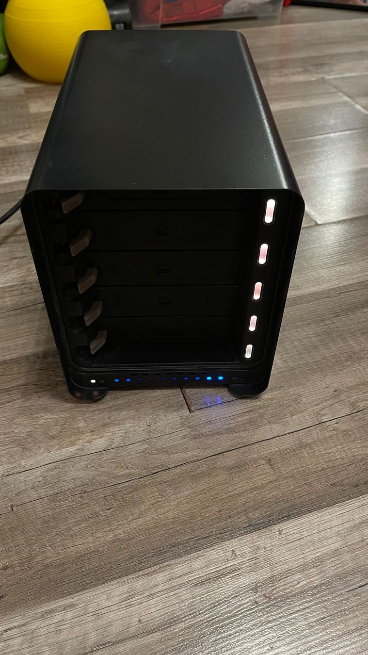 Hubs & Switches: 2 Drobo NAS - models inside the ad – Gebraucht aus Genève von kor_78mm 5