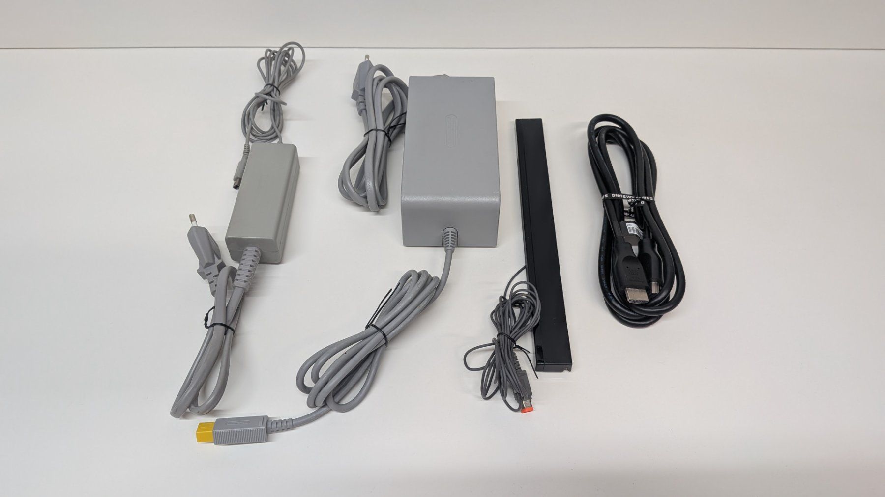 Nintendo Console: Nintendo Wii U weiss mit 2 Controller – Usato da Menziken venduto da mame18 8