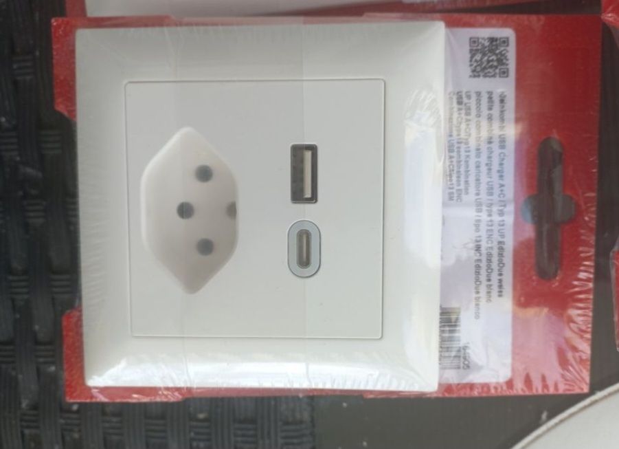 Feller Spine: Presa USB Feller – Nuovo e nell'imballaggio originale da Jona venduto da MirkoAltad