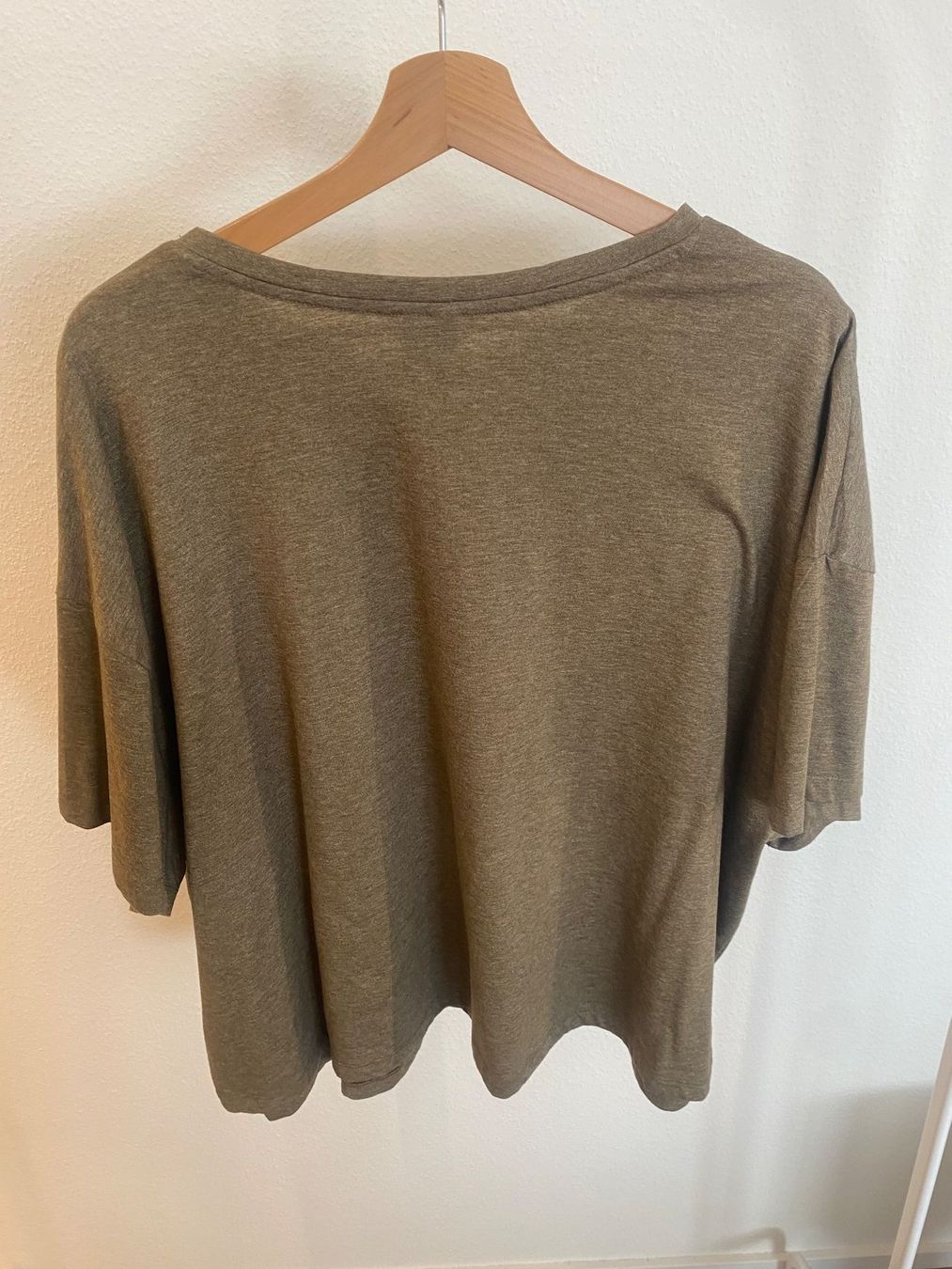 Asos T-Shirts: Asos T-Shirt oliv Gr. 52 – Gebraucht aus Pratteln von a23_j2gs 2