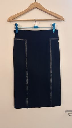 Elegante dunkle Rock- MAX&Co Bleistift-Leder-Applikation