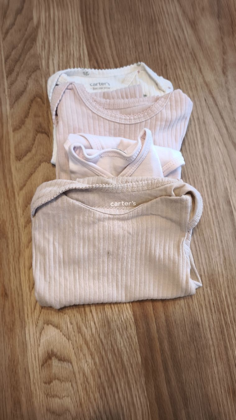 Lotti & Set di vestiti: 3 Kurzarm Bodys 9Monate – Usato da Gränichen venduto da H-wie-Holzig
