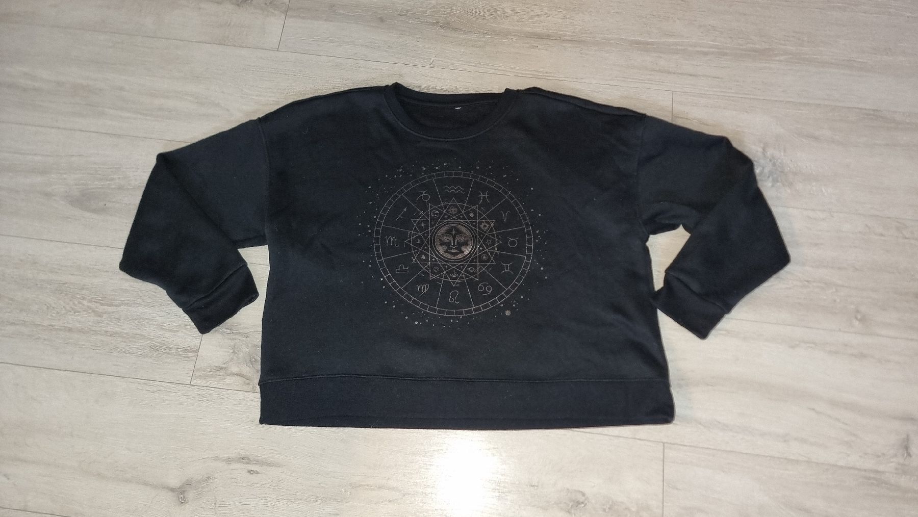 Pullover & Sweatshirts: Schwarzer Damen-Pullover mit Astro-Design, Grösse M – Gebraucht aus Wigoltingen von Zuckerfee84 1