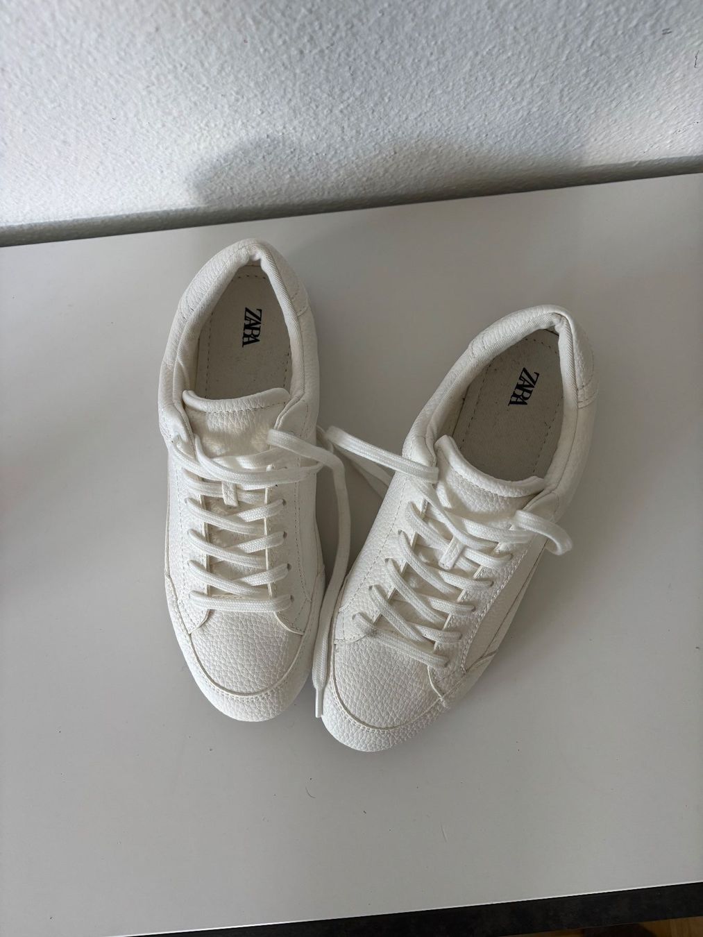 Zara Damenschuhe: Weisse Zara Sneakers – Gebraucht aus St. Moritz von LadinaJ 2