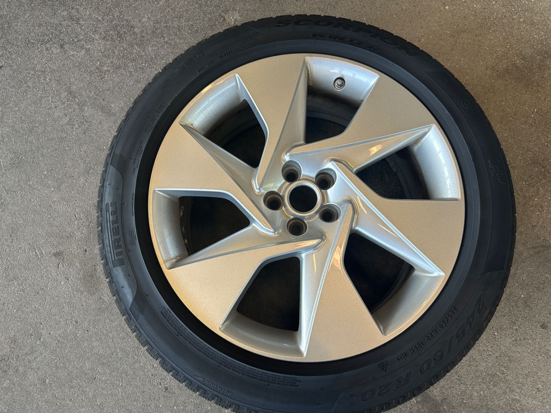 Pirelli Pneumatici & Ruote complete: Alufelgen mit Winterreifen – Usato da Einsiedeln venduto da foehnspenglereiag