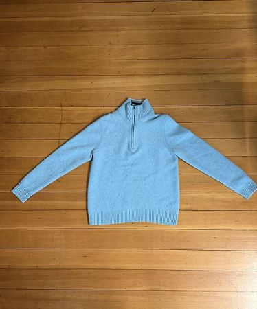HELLBLAUER PULLOVER MIT REISSVERSCHLUSS