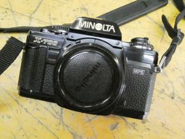 Appareil photo Minolta X-700 noir fonctionne très bien.