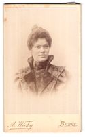 Fotografie A. Wicky, Berne, Dame im Klei
