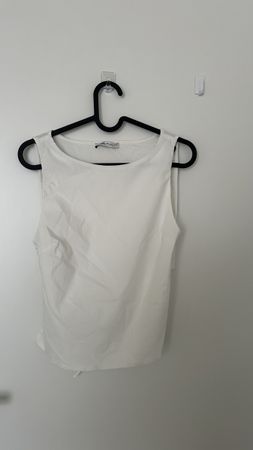 Elegantes weisses Top mit offenem Rücken – Grösse S