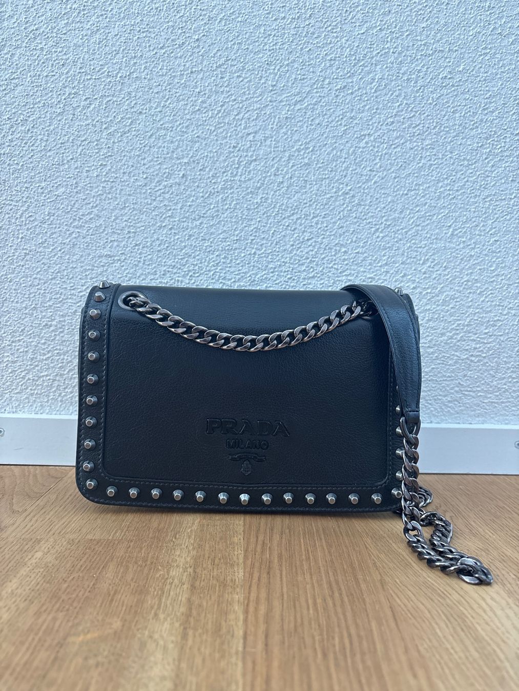 Prada Taschen für Damen: Beautiful black Prada bag with studs – Gebraucht aus Küssnacht am Rigi von s_vndn