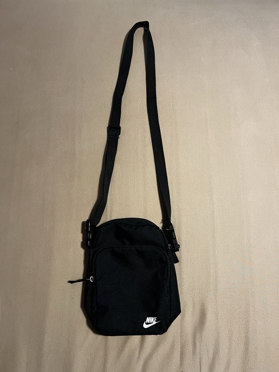 Nike Autres vêtements & accessoires: Nike Umhängetasche – D'occasion à Hölstein par nursbeste