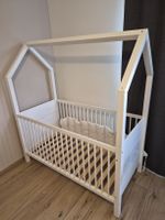 Schönes Kinderbett Hausform weiss inklusive Zubehör