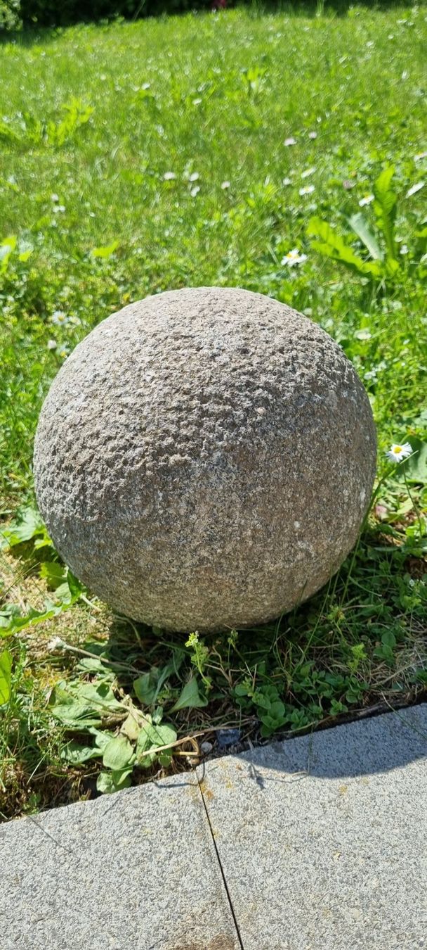 Pietre & tegole: Kugelstein/Beton Dekor Kugel- 20 cm Durchmesser – Usato da Sarmenstorf venduto da Molekulari 2