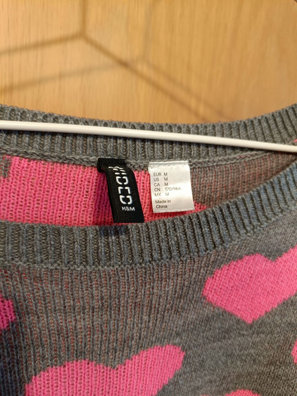 H&M Maglioni & Felpe: H&M Strickpullover Grau mit pinken Herzen Gr. M – Usato da Zürich venduto da Atelier.Second 4