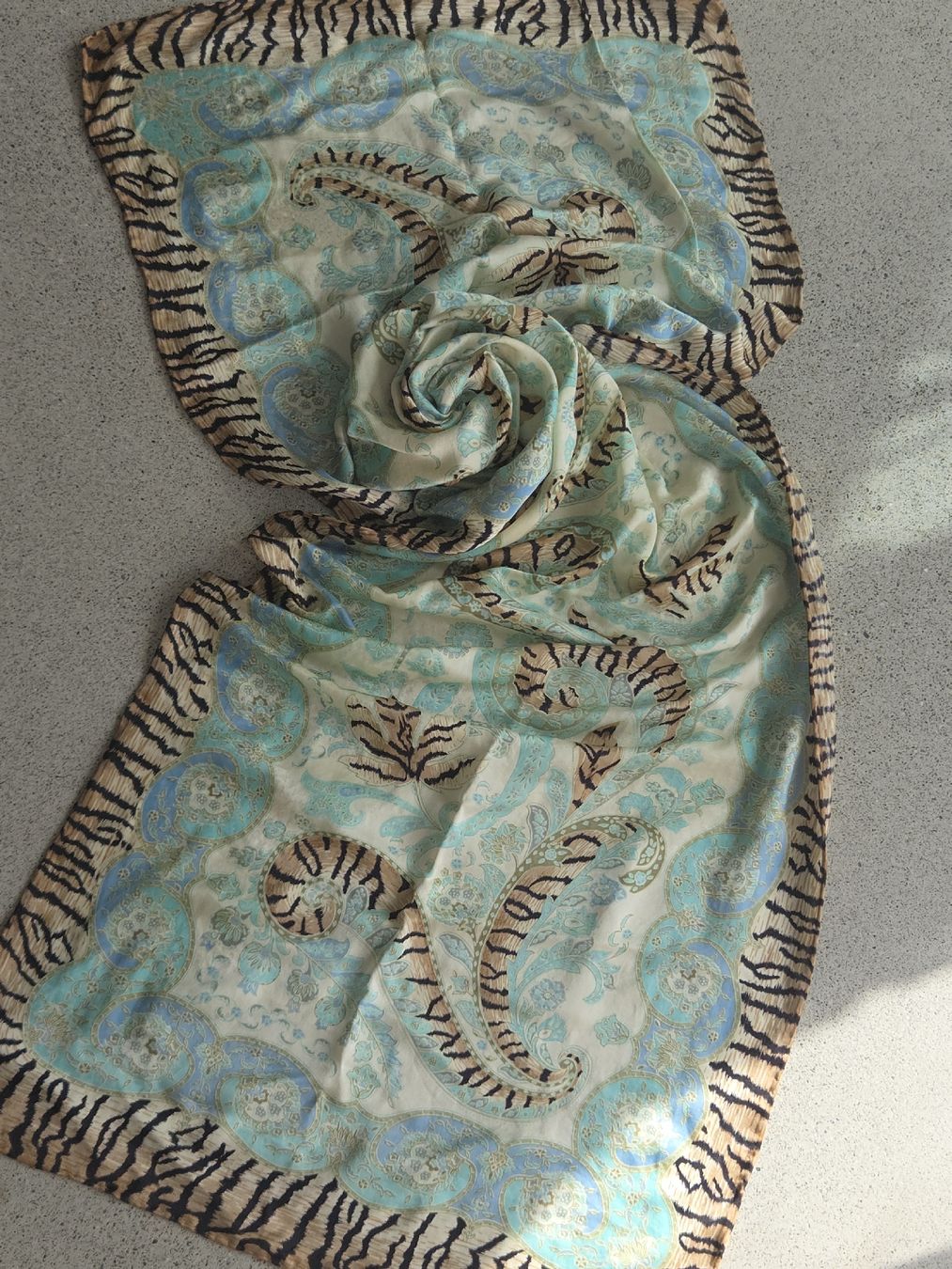 Foulards, Tücher & Schals: Seidenschal, handrolliert, 143 x 160 cm – Neu und originalverpackt aus Frauenfeld von Schenken-mit-Herz 1