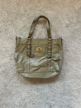 beautiful olivegreen vintage coach bag with gold hardware 