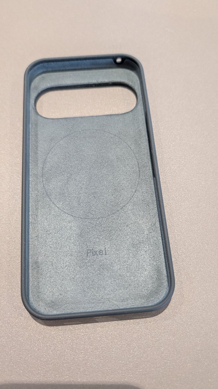 Google Covers & Schutzfolien: Google Hülle - Pixel 10/10 Pro - mit Pixelsnap - neuwertig – Neu (gemäss Beschreibung) aus Schinznach Dorf von Jerronimo 1