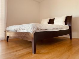 Stylisches Massivholzbett aus Teakholz