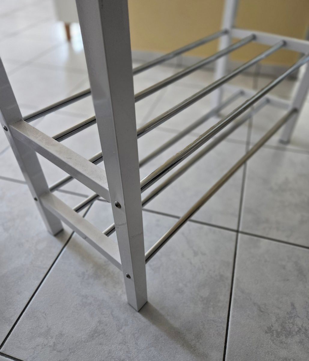 Garderobe: Garderobenständer mit Schuhgestell – Gebraucht aus Brunnen von Nozli