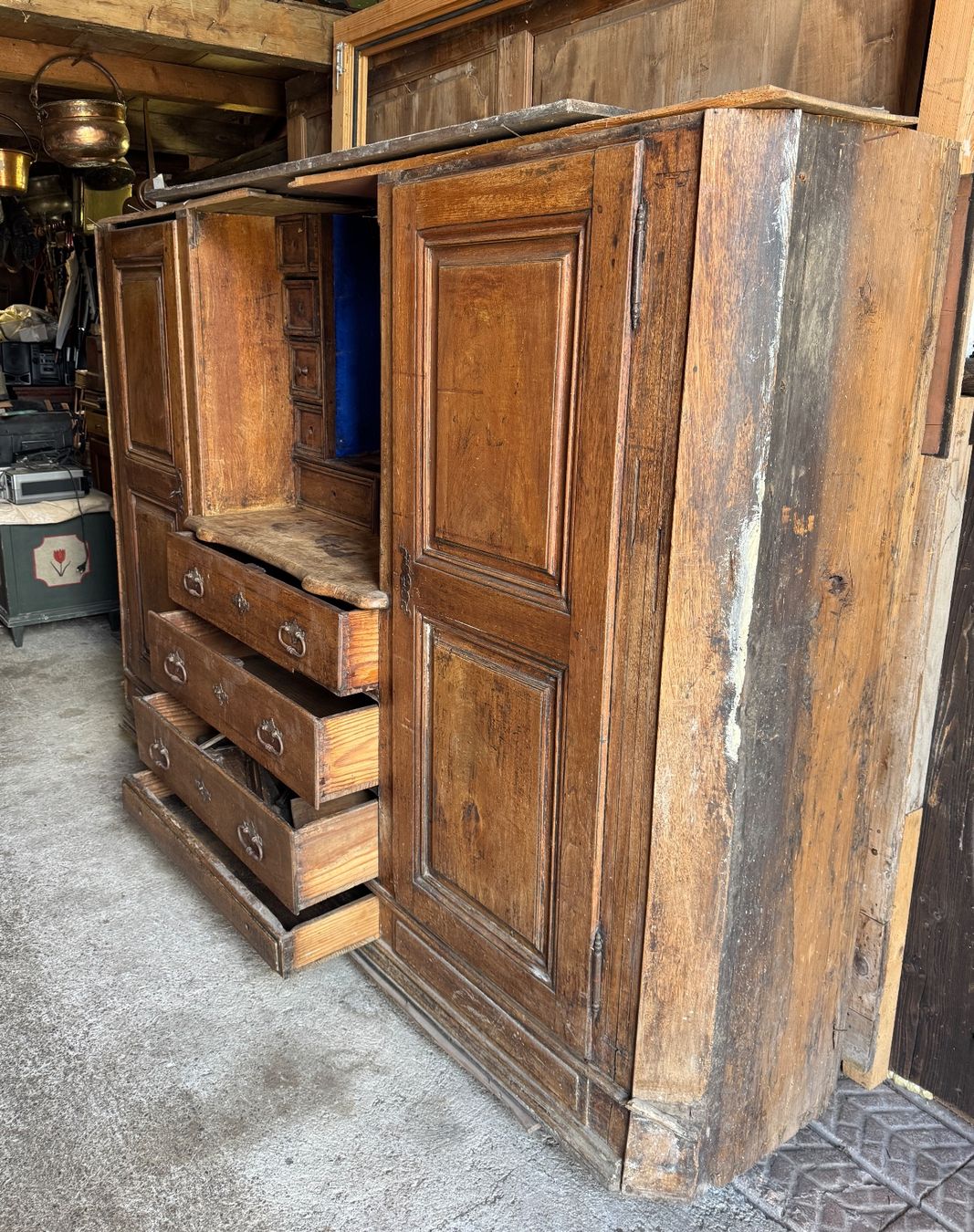 Schränke: Antiker Schrank, restaurationsbedürftig, Holz – Gebraucht aus Sachseln von BONATI01