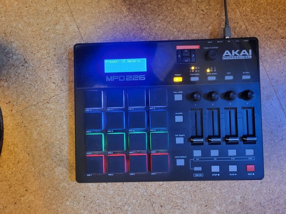 Akai Musikinstrumente: AKAI Professional MPD 226 USB Midi Controller – Gebraucht aus Winterthur von my_username