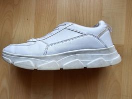 Weisser Turnschuh