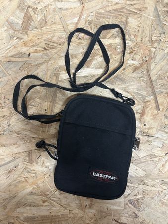 Umhängetasche Eastpak schwarz klein gebrauchter Zustand