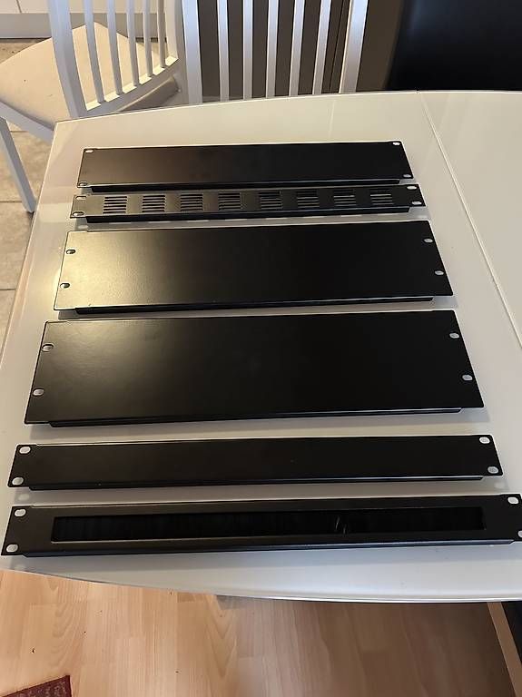 Autres accessoires: 6x Rackblenden – D'occasion à Müllheim Dorf par castor29