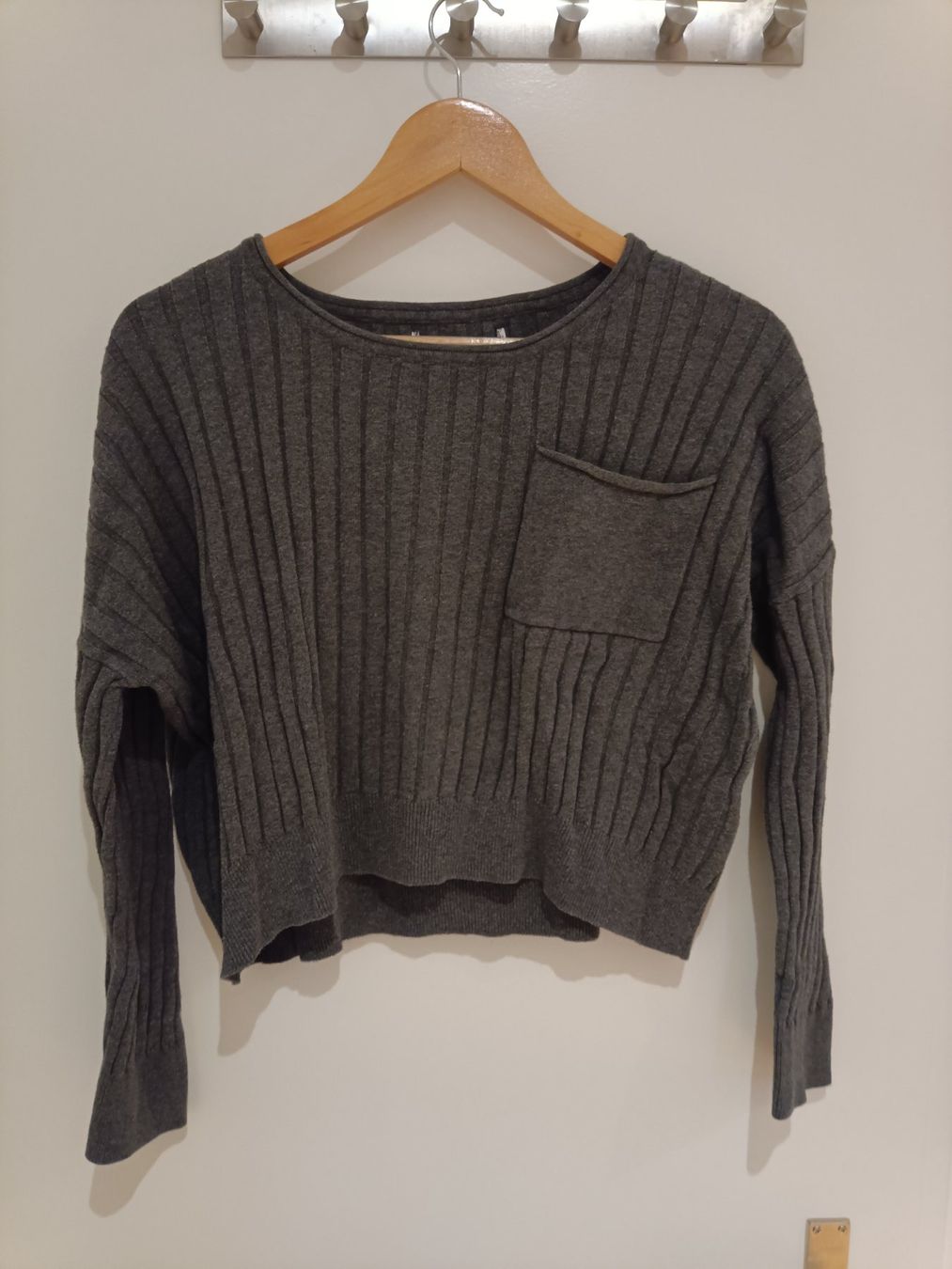Pullover & Sweatshirts: Dunkelgrauer Strickpullover mit Tasche, Top Zustand! – Gebraucht aus Bern von joh_x7lj