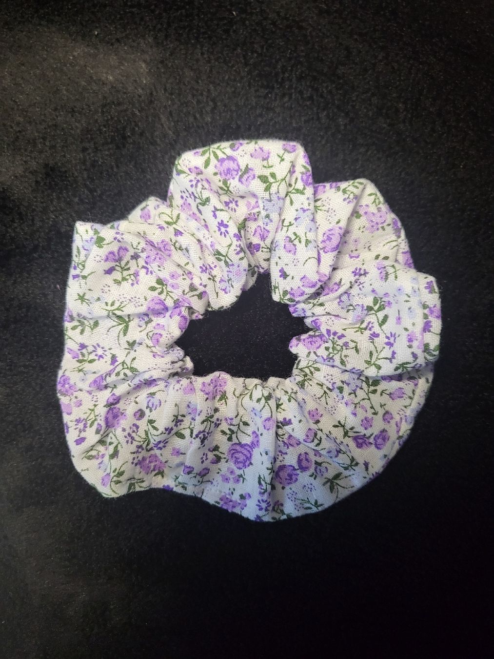 Accessori per capelli: Scrunchie / Weiss-Violett / Blumenmuster / Handgenäht  – Nuovo e nell'imballaggio originale da Lömmenschwil venduto da S4BR1N4