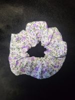 Scrunchie / Weiss-Violett / Blumenmuster / Handgenäht 