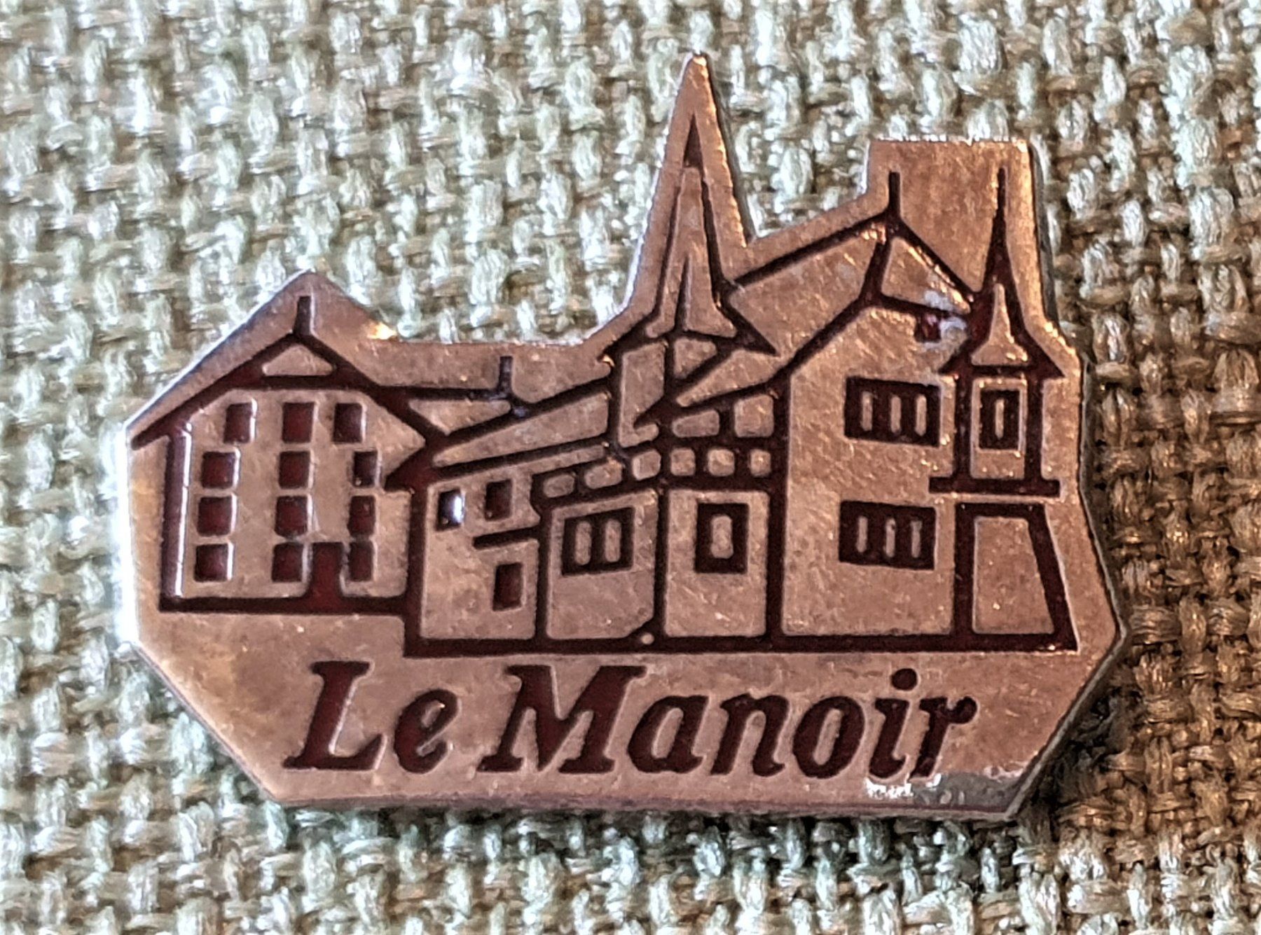 Placchette & Badge: M085 - Pin Schloss Le Manoir – Usato da Reinach BL venduto da Boston-Verkauf