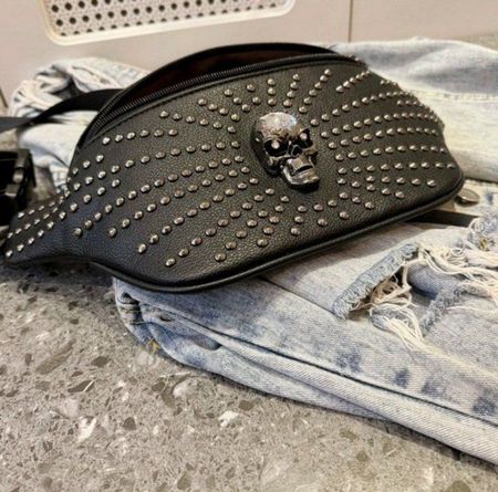 Schwarze Gürteltasche mit Totenkopf-Motiv und Nieten