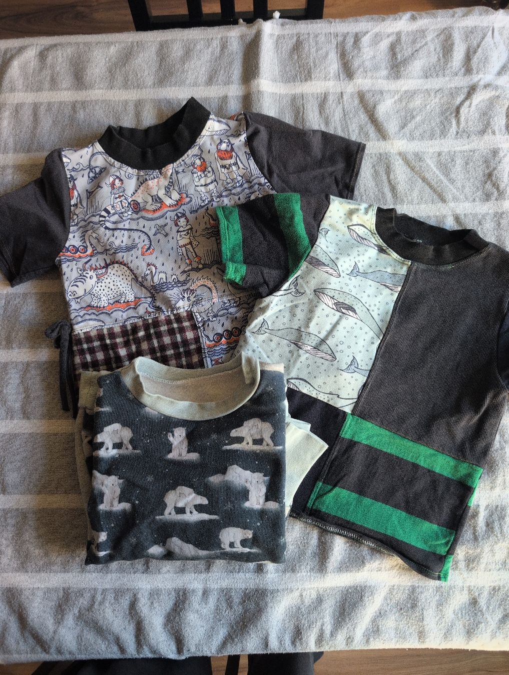 Lotti & Set di vestiti: Oberteile Set Grösse 110/116 – Usato da Neuhausen venduto da Bluesewingneedle