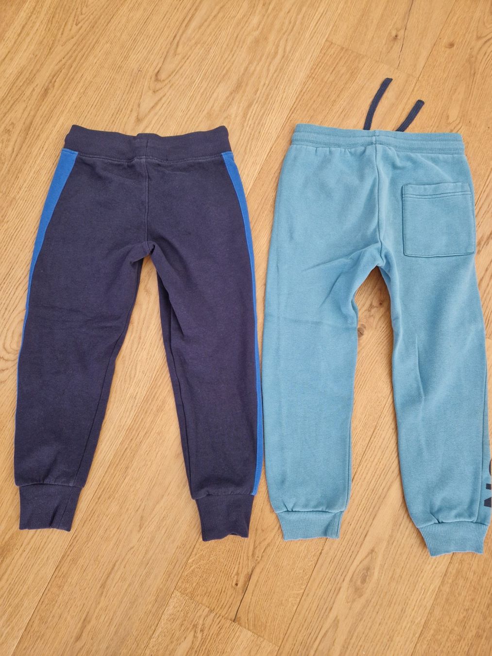 Pantaloni: Trainerhosen Gr. 128 2 Stk. – Usato da Davos-Dorf venduto da Bpelikan 1
