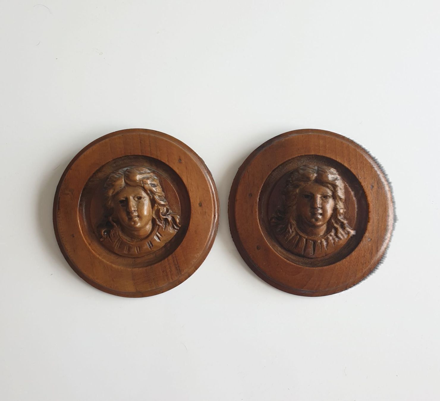 Articoli in legno: Tableaux en bois Holz sculptés – Usato da Fortunau (Ayent) venduto da le.baron