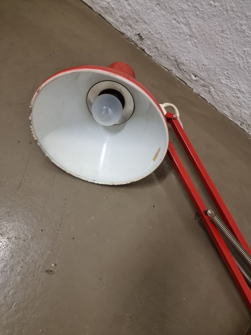 Lampade: Rote Leuchte mit Klemme, gut erhalten, – Usato da Olten venduto da Mezopotamya 1