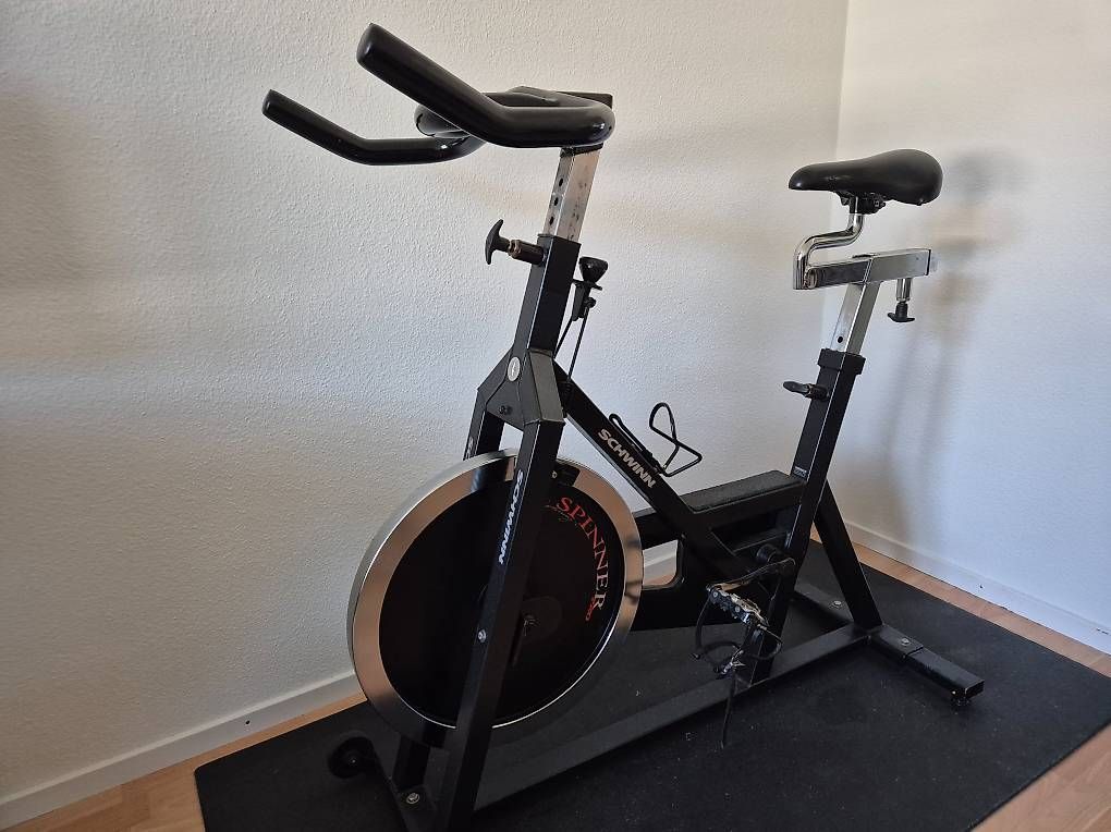 Hometrainer: Hometrainer inkl. Bodenmatte – Gebraucht aus Buochs von DarioTr