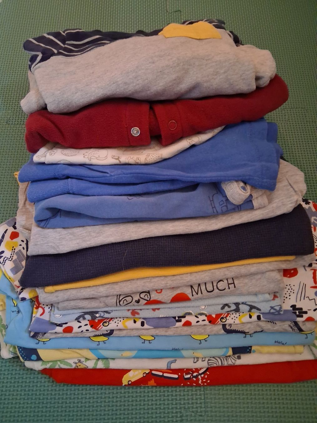 Lotti & Set di vestiti: Kleiderset gr 86 – Usato da Astano venduto da mclotto