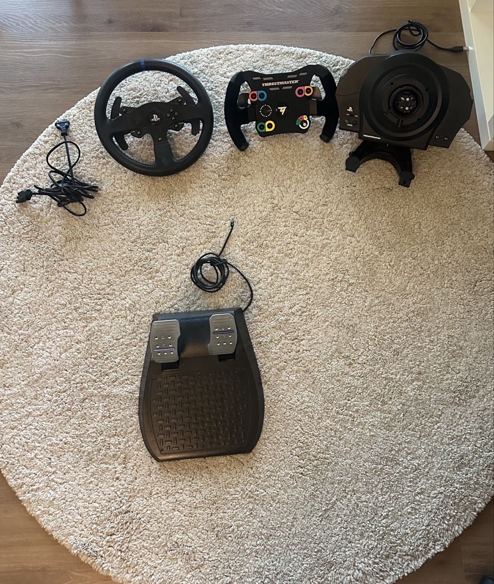 Thrustmaster Manettes: Thrustmaster Rennlenkrad Set mit zwei Lenkräder – D'occasion à Seedorf BE par Tmatrix