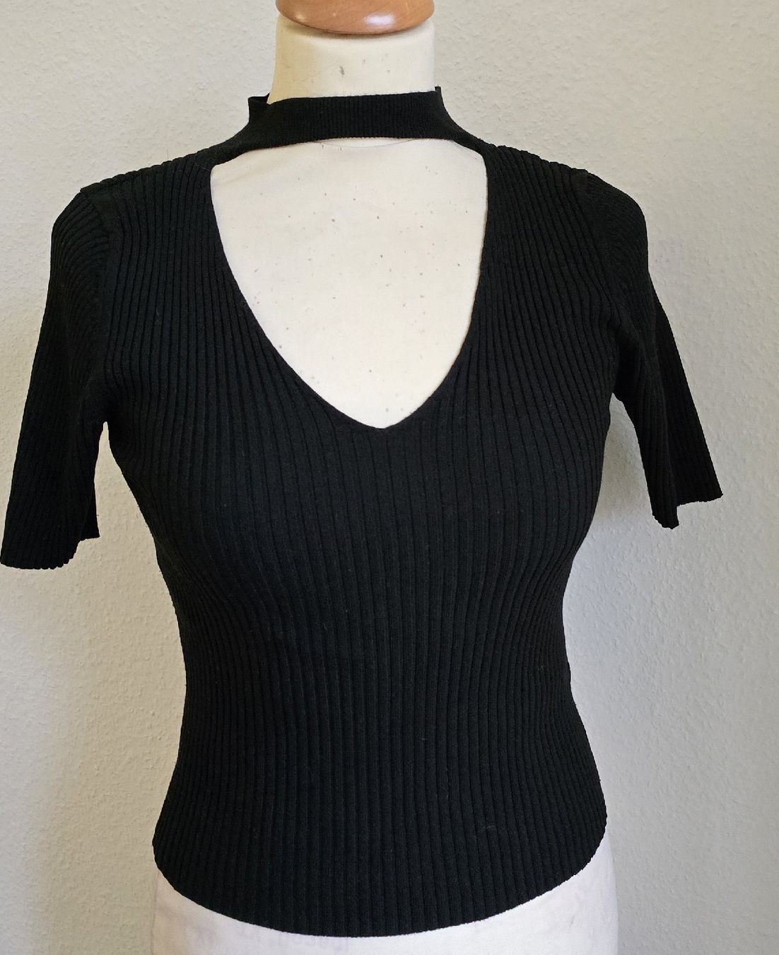 New Look Top: Pull Noir Côtelé New Look T. 36 manches courtes – Usato da Genève venduto da Saleena