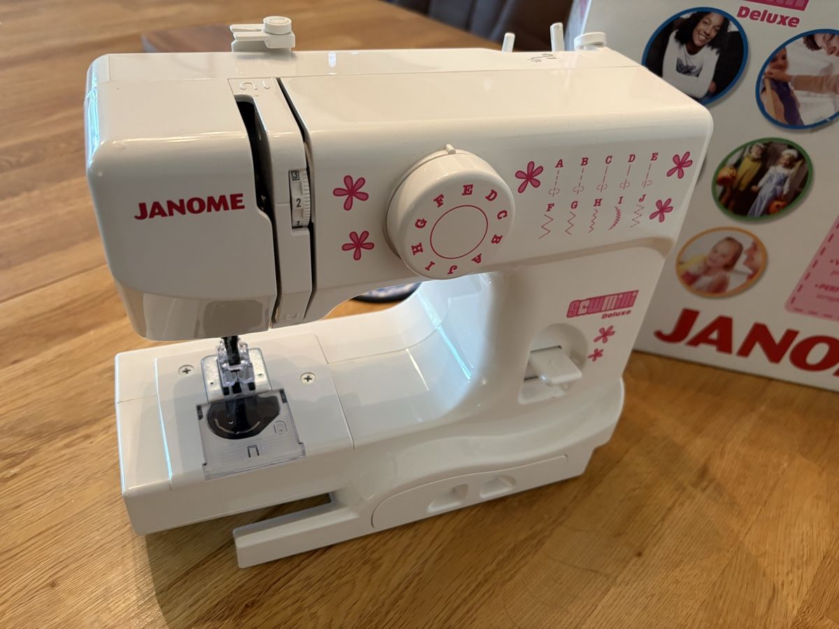 Janome Macchine da cucire: Jenome Sew Mini Delux ohne Stromkabel – Usato da Seuzach venduto da HarrisA 2