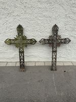 2 Schmiedeisen Kreuze Gusseisen