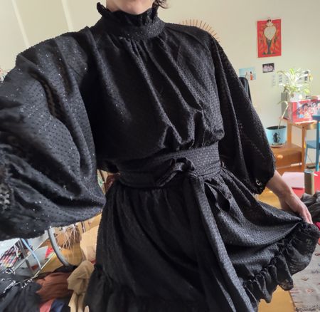 Robe courte noire Kattard neuve avec ceinture 