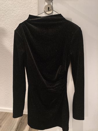 vestito con spalline e glitter